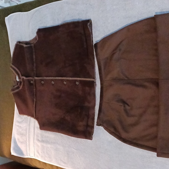 Valeri Steven's Brown 2 pice suede with vest Long length skirt 3/ and a half in. - Picture 5 of 8